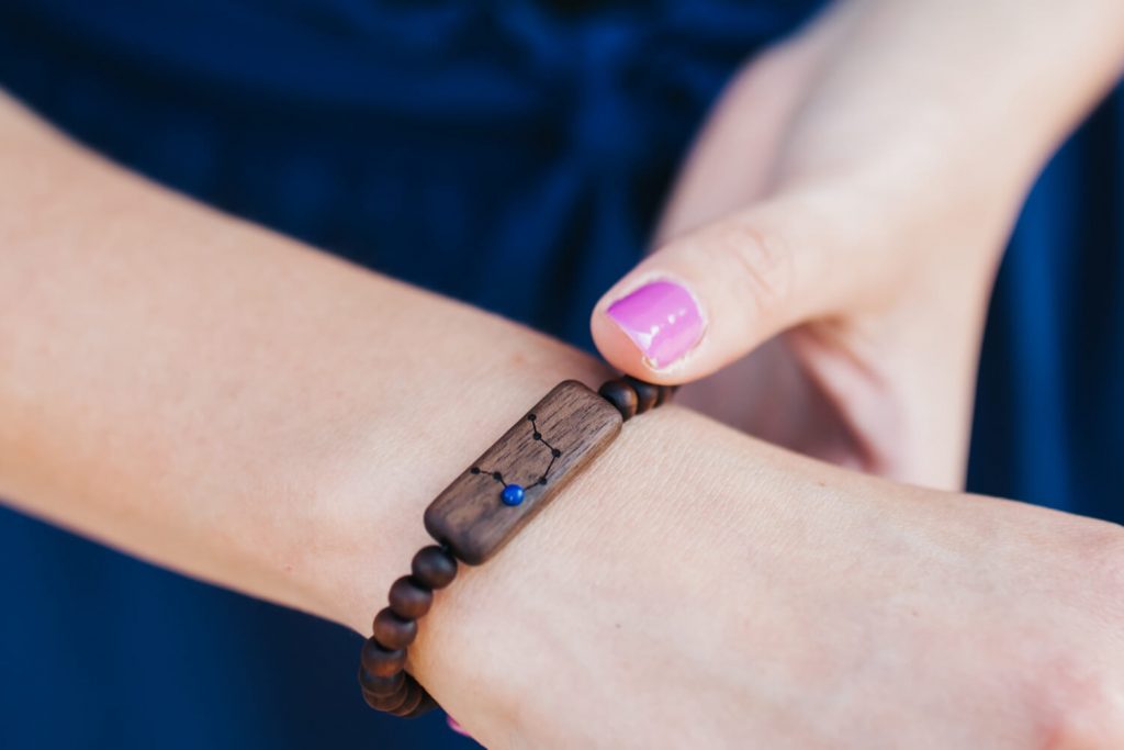 https://plantwear.com/wp-content/uploads/2019/06/plantwear_pl_aranzacyjne_bransoletki_zodiak_collection_wodnik_lapis_01-1024x683.jpg?id=46955